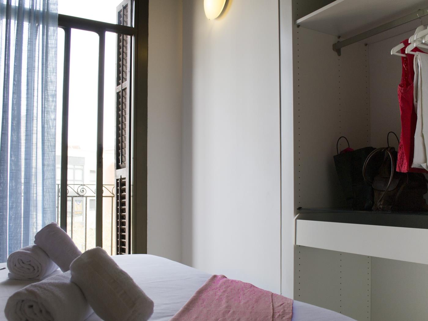 Apartamento de 2 dormitorios con balcón en Barcelona