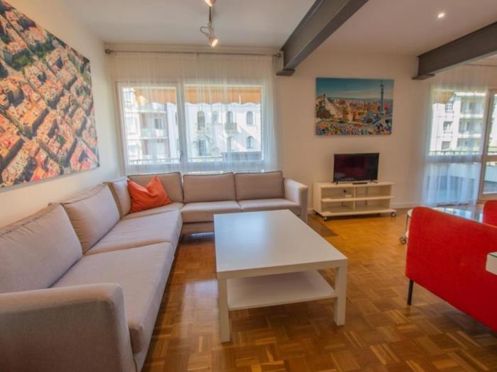 Apartamento de 4 dormitorios con piscina en Barcelona