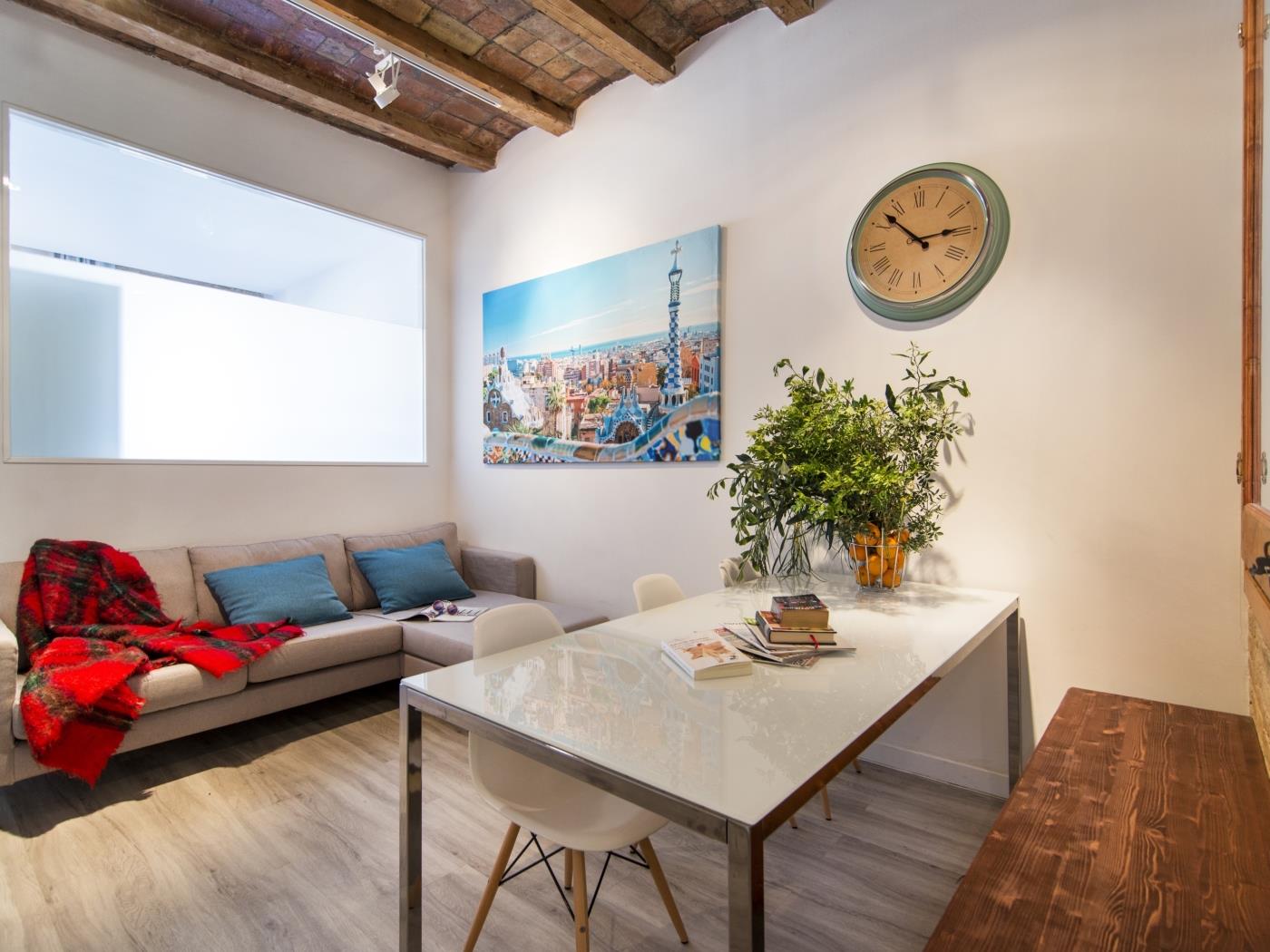 Apartment with 4 bedrooms and 2 bathrooms in Barcelona