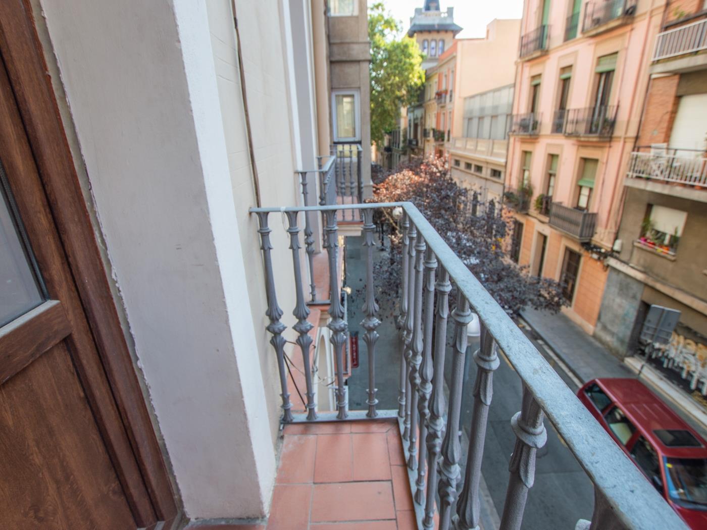 Apartamento de 4 dormitorios y un baño en Barcelona