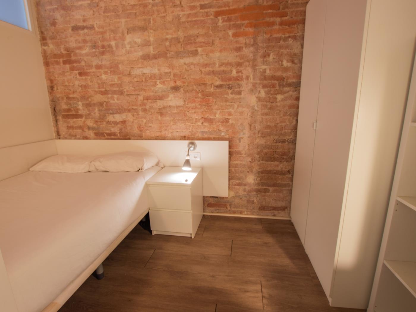 Apartamento de 4 dormitorios y un baño en Barcelona