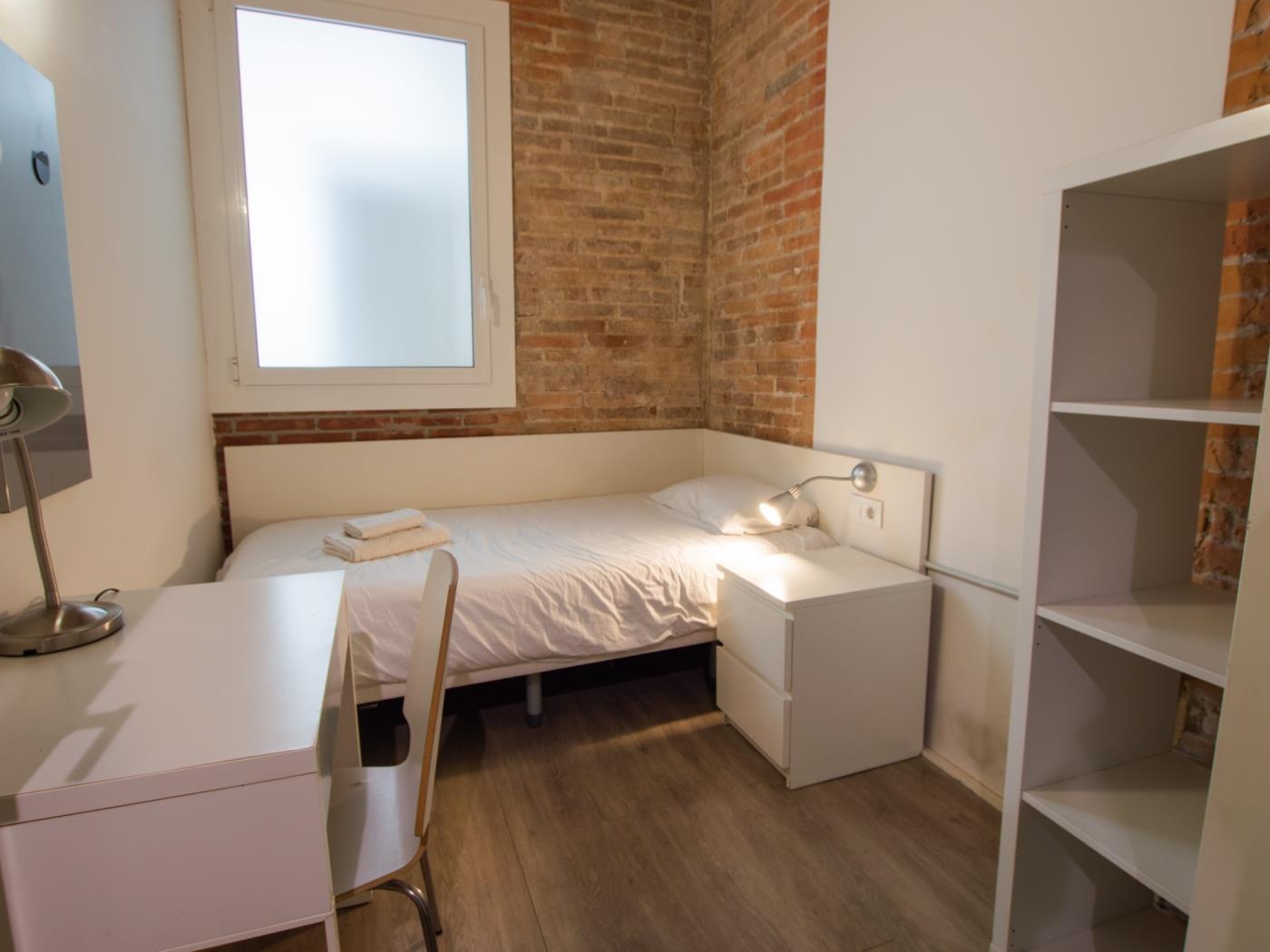 Apartamento de 4 dormitorios y un baño en Barcelona