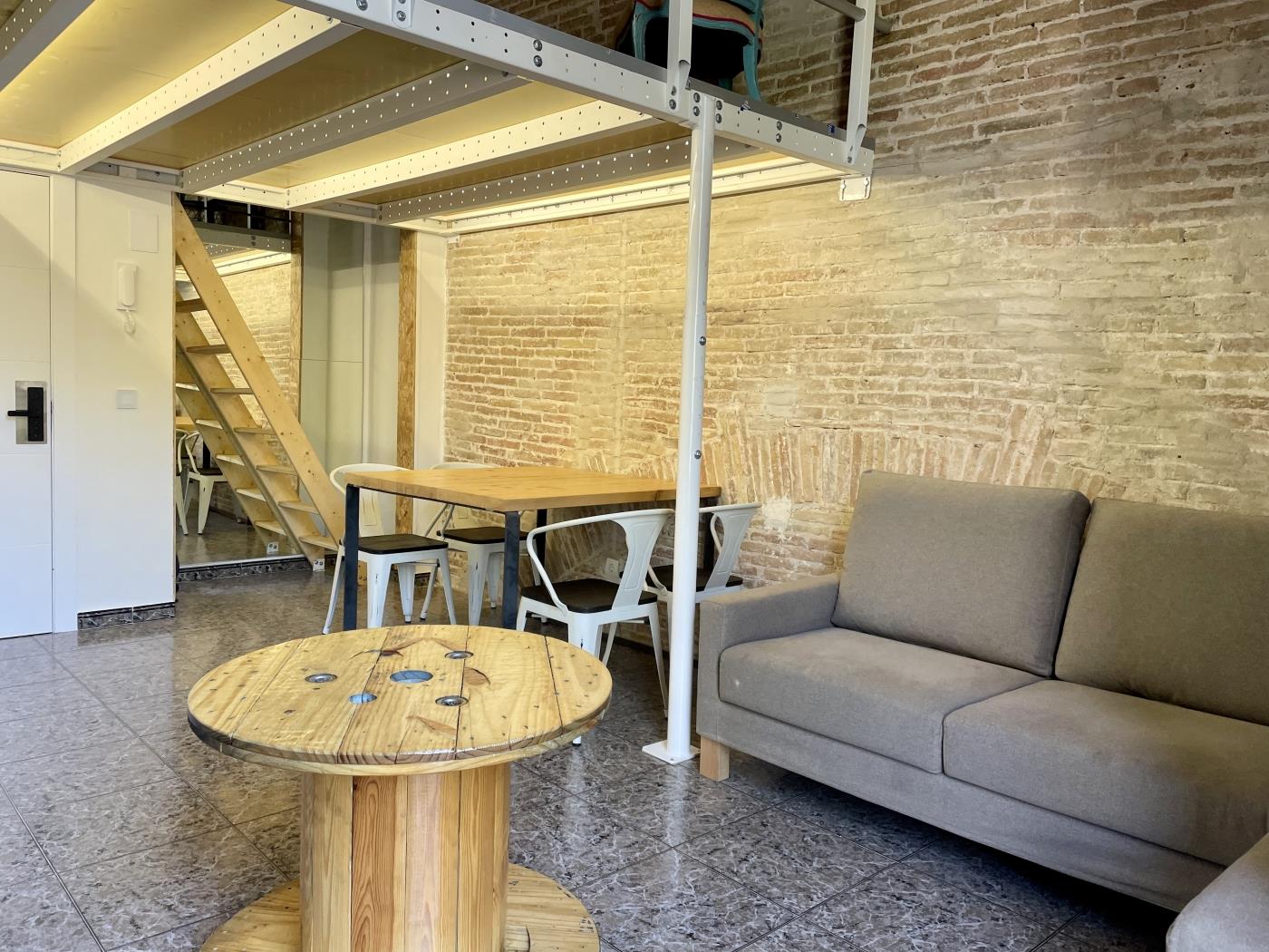 Duplex de 1 dormitorio y buhardilla para 4 pax en Barcelona