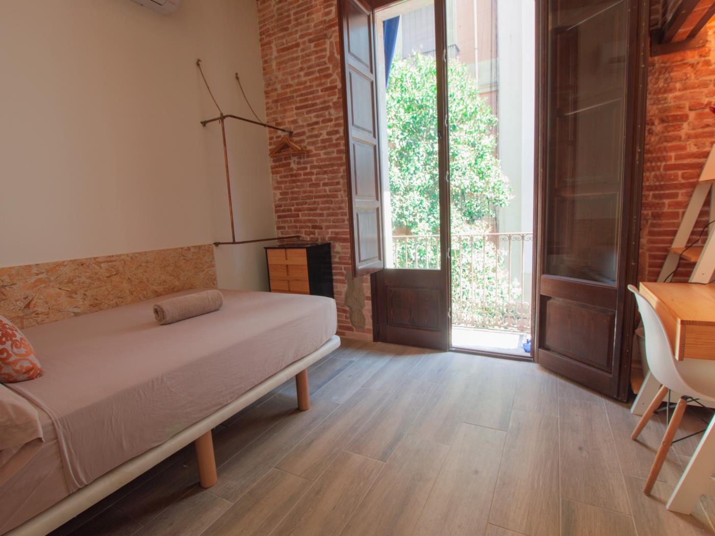 4 bedroom apartment with 3 bathrooms in Barcelona