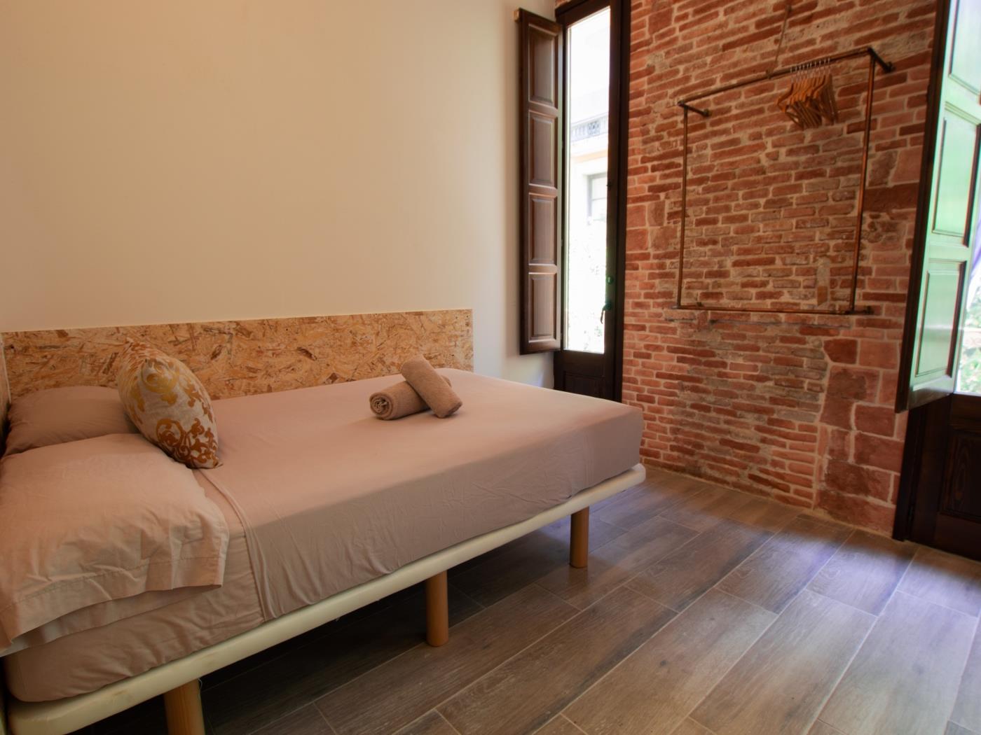 4 bedroom apartment with 3 bathrooms in Barcelona