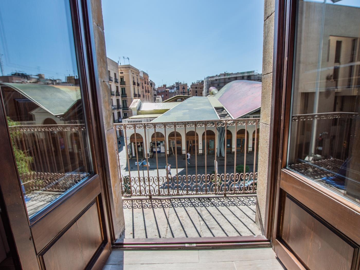 4 bedroom apartment with 2 bathrooms in Barcelona