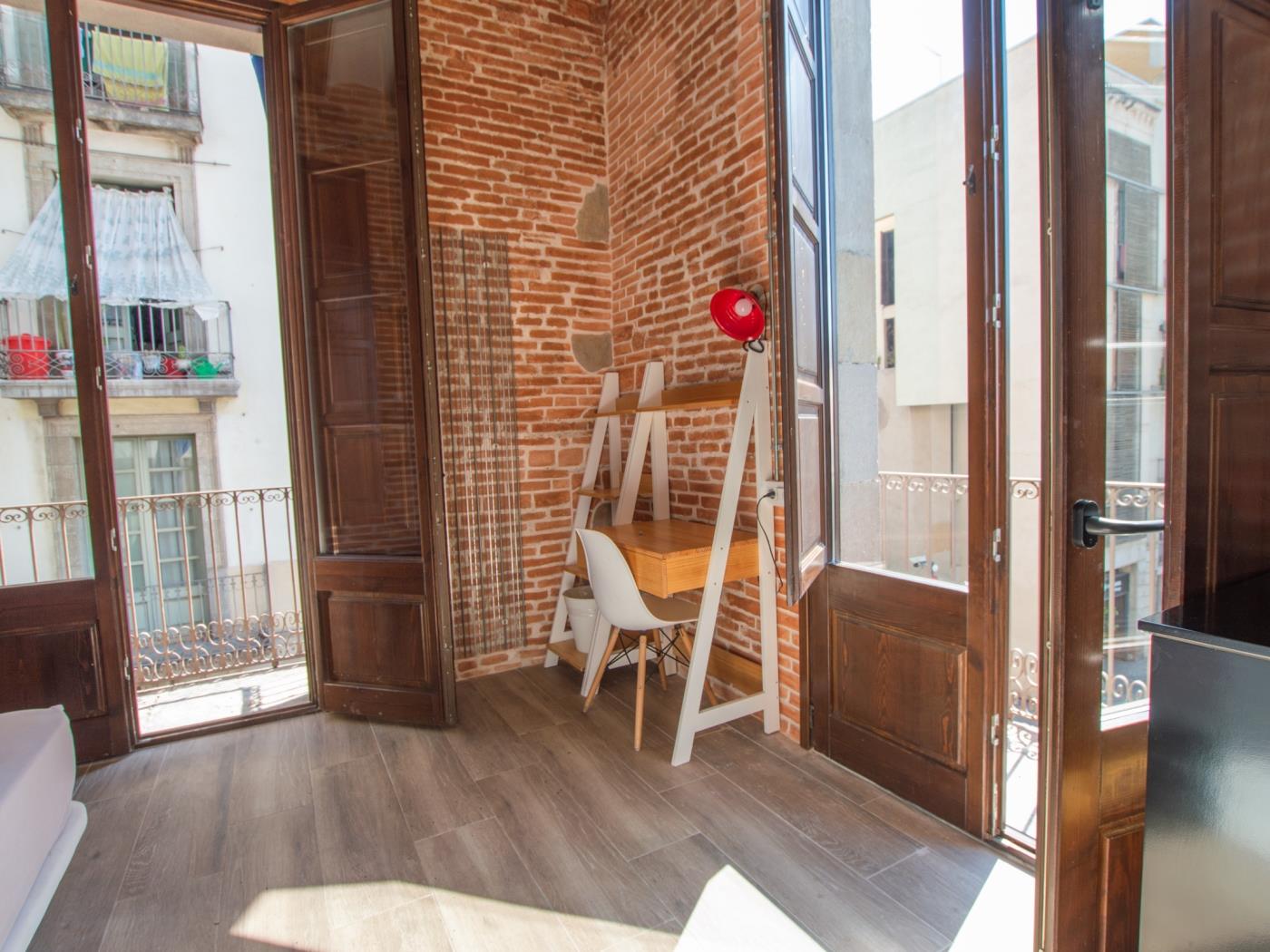 4 bedroom apartment with 2 bathrooms in Barcelona