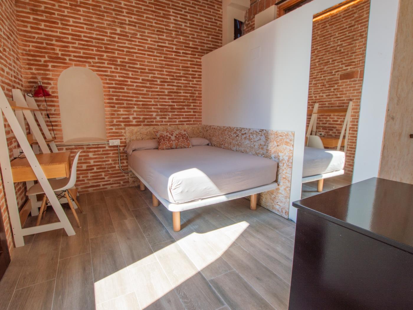 4 bedroom apartment with 2 bathrooms in Barcelona