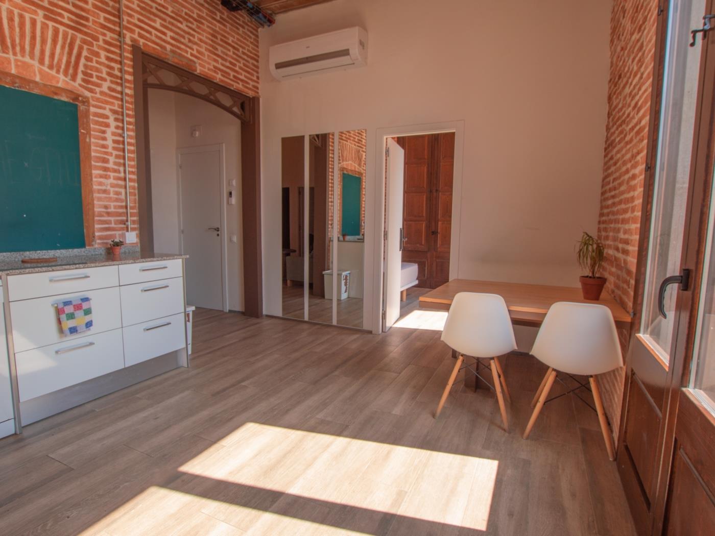 4 bedroom apartment with 2 bathrooms in Barcelona