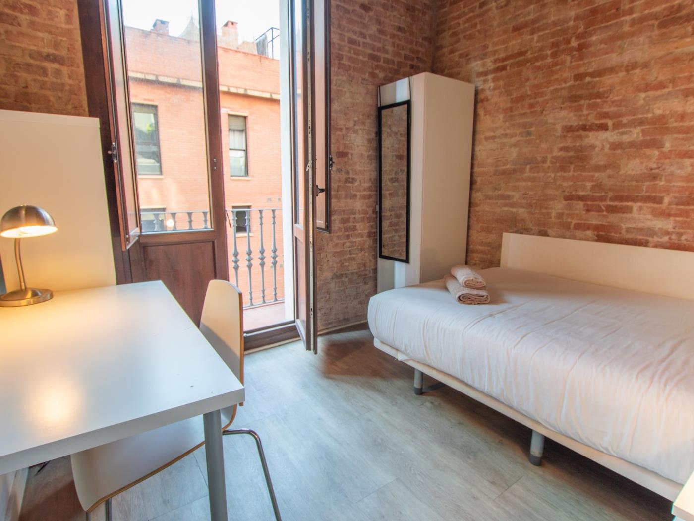 Apartamento de 4 dormitorios y un baño en Barcelona